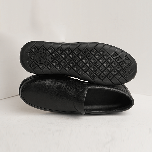 New York Apron-Toe Slip-On in Black — rubber sole