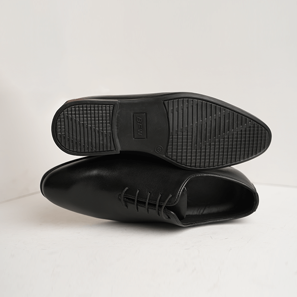 Wickford Plain-Toe Oxford in Black — rubber sole
